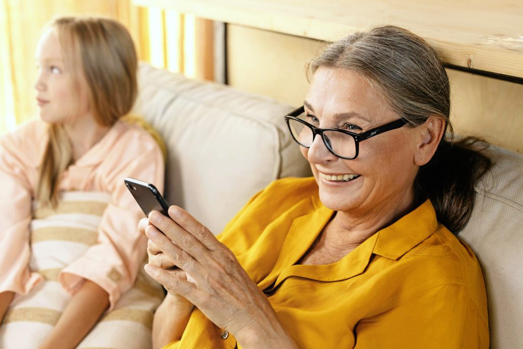 Zwei Angehörige schauen gemeinsam auf ein Smartphone